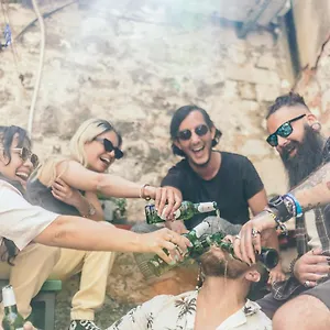 Hostel Booze&snooze